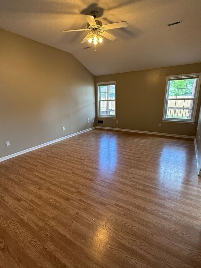 Building Photo - 3 bed 2 bath Home with fenced in backyard