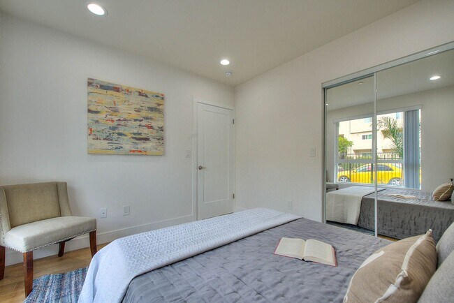 Building Photo - Luxury 2 & 4 Bed Townhomes in NoHo!
