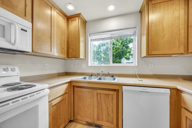 Building Photo - Comfortable 2-Bedroom Upstairs Apartment i...