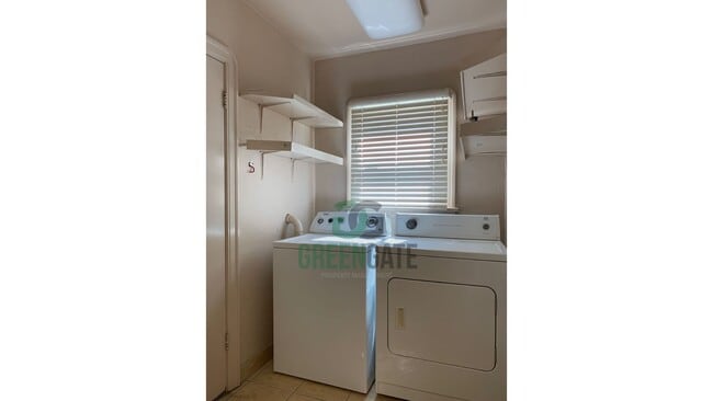 Building Photo - Charming 2 Bedroom Home Available Near Dow...