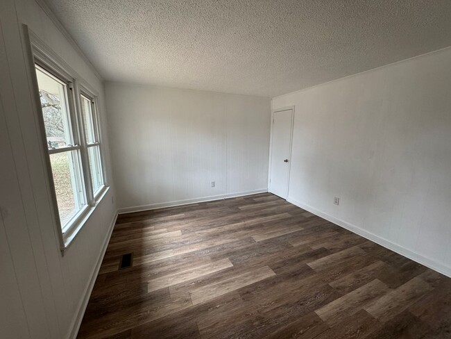 Building Photo - Available to Show