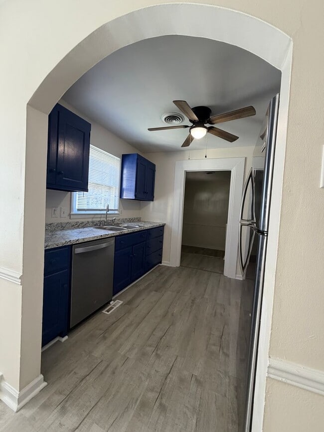 Building Photo - Large Home suitable for Residence or Business