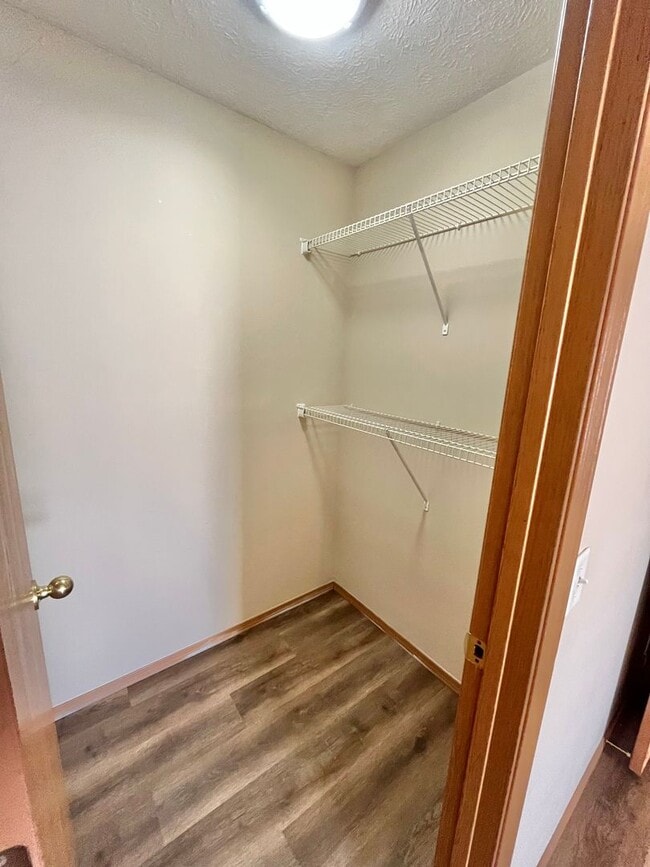 Building Photo - 2 bedroom 2 bath duplex in Clever!