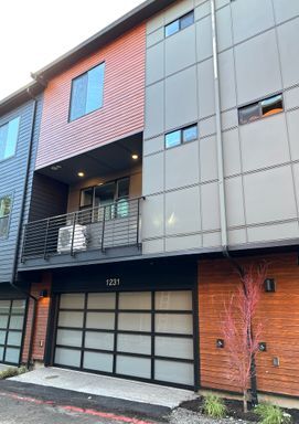 Building Photo - Modern 3Bed/2Bath PLUS 2 car garage Townhome in Bellevue!