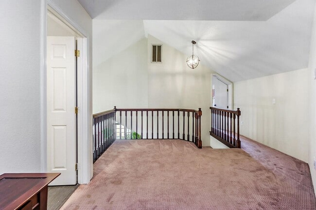 Building Photo - Large East Medford home for Lease!