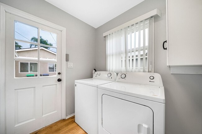 Building Photo - 4/Bed, 4/Bath Home with Parking, Washer/ Dryer and Spa, Close to Chapman University/ Orange Circle