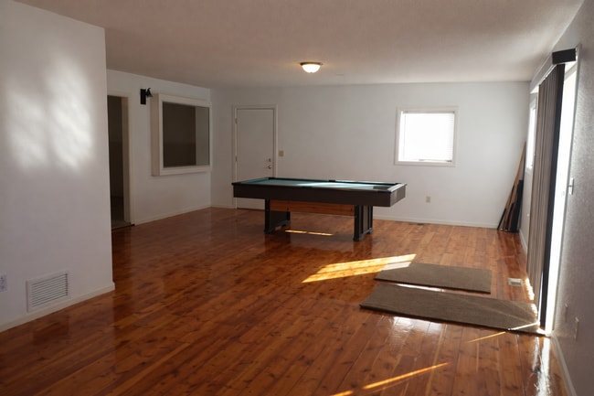 Building Photo - Large 5 Bedroom Home!