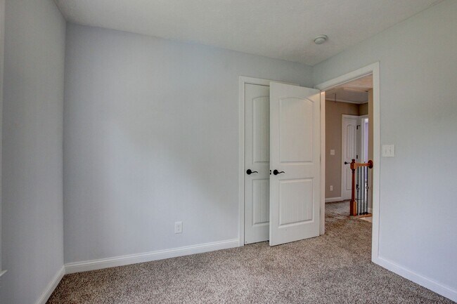 Building Photo - 716 Cavalier Dr