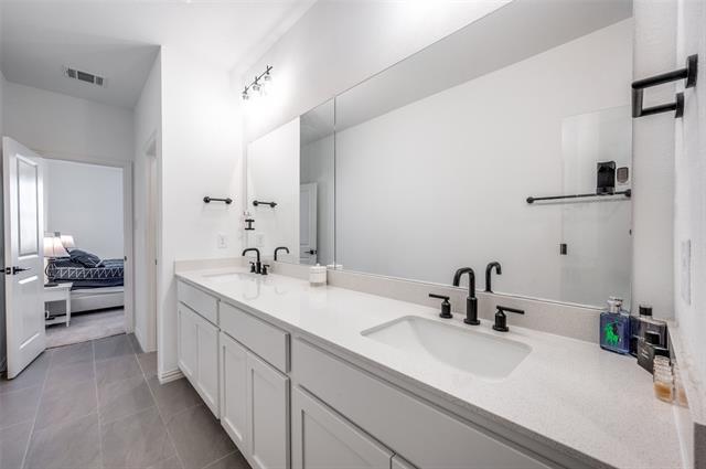 Building Photo - 8025 Glenview Dr