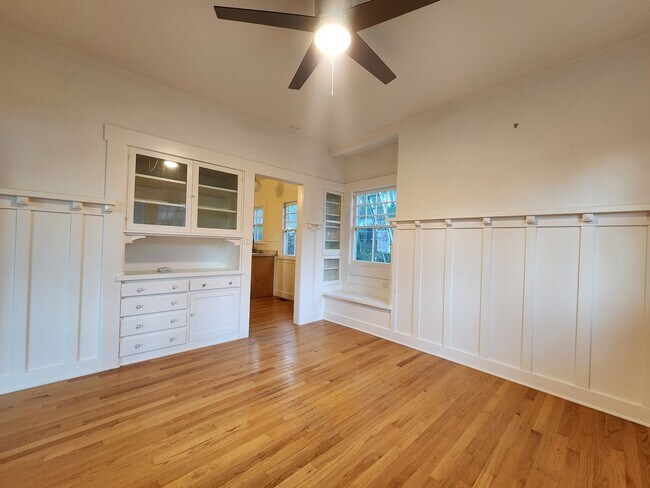 Building Photo - 7251 Maple Ave