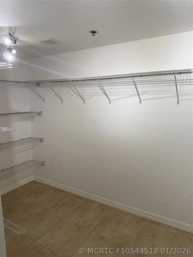 Building Photo - 9300 Fontainebleau Blvd