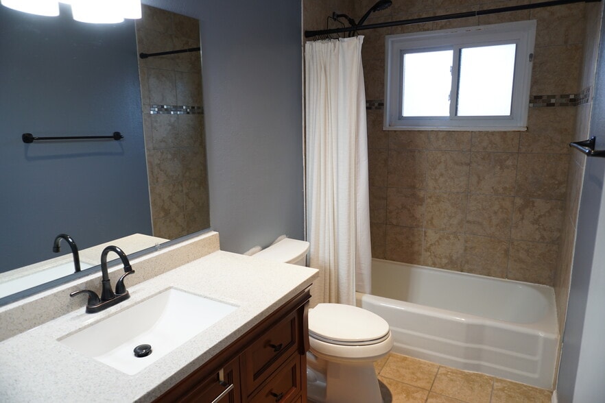 Large bathroom - 10108 Chapala Ct NE