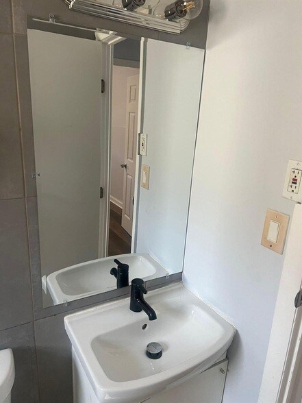 Building Photo - 515 N D St