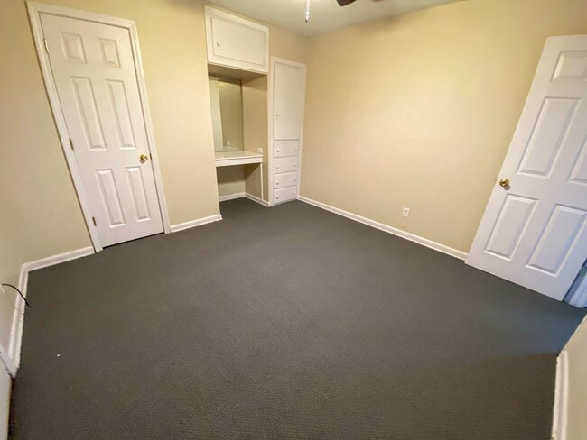 Building Photo - Apartment For Rent Near McNeese State Univ...