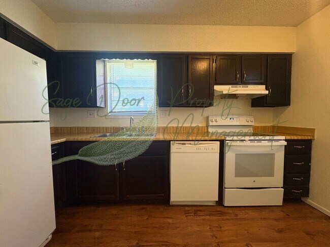 Building Photo - SPACIOUS TOWNHOME WITH GARAGE!!!