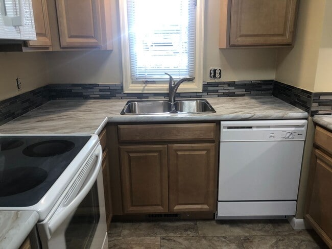 Building Photo - Long Winter Lease!  Fully Furnished, on bu...