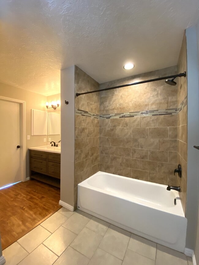 Building Photo - 1BR/1BATH - Ground Floor Condo - NO PETS