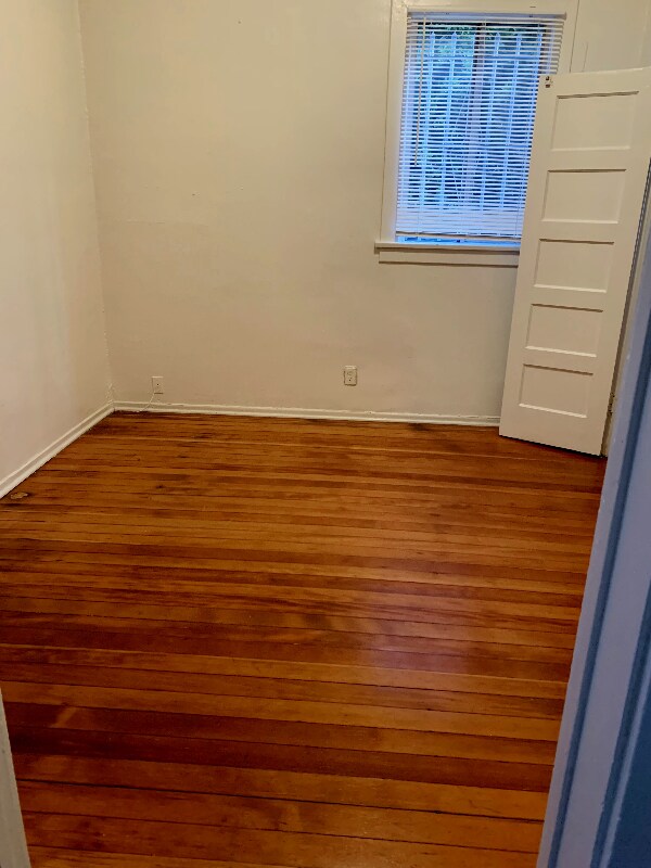 Building Photo - 1114 Poinsettia Dr