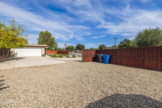 Building Photo - 865 W Hillcrest Dr