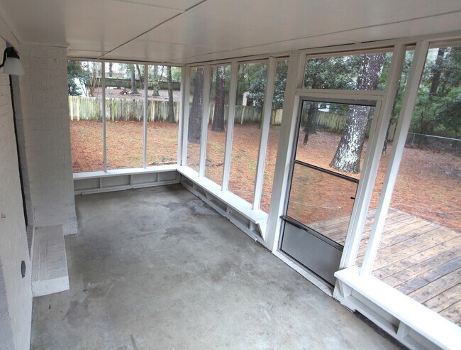 Building Photo - Newly remodeled 3bed/2bath house available...