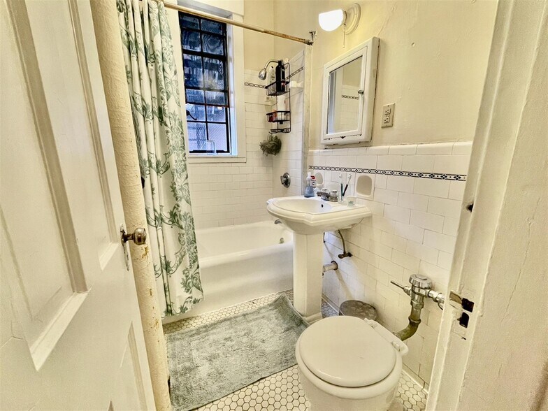 Building Photo - 71 Martin St