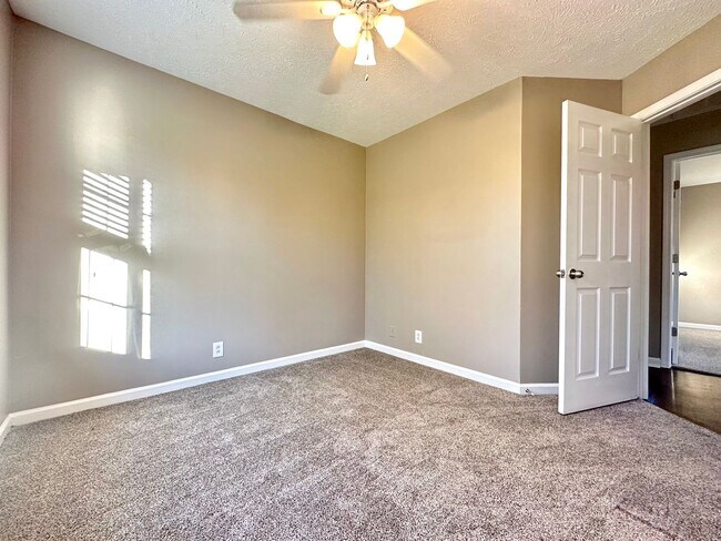 Building Photo - Cozy Single-Family Home with a Fenced Backyard