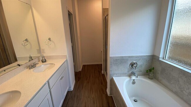 Building Photo - 204 Bronco Billy Dr