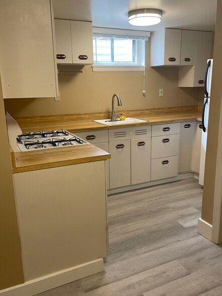 Building Photo - 1214 9th St W