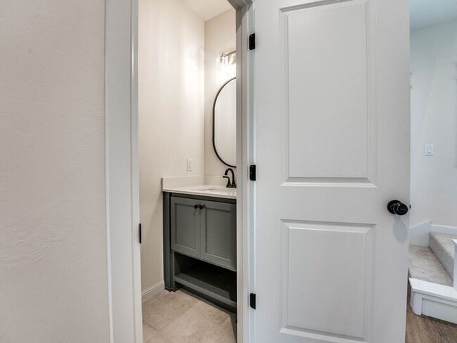 Building Photo - Luxury, Zero Maintenance Living in Edmond!