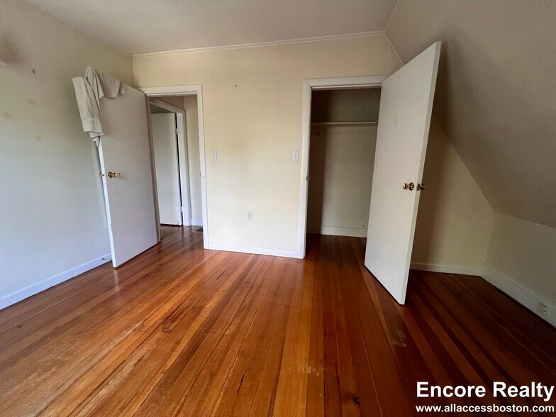 Building Photo - 9 Kenwood St