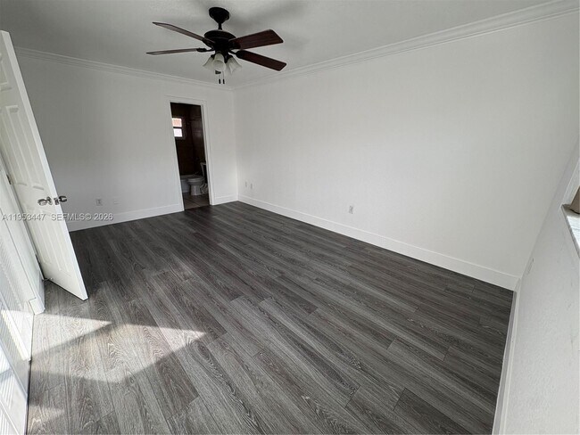 Building Photo - 633 S Royal Poinciana Blvd