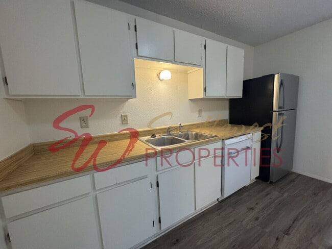 Building Photo - Move in Ready 2 bedroom 1 bath apartment -...