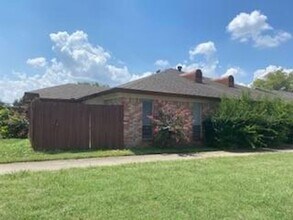 Building Photo - 708-714 E  Pecan St