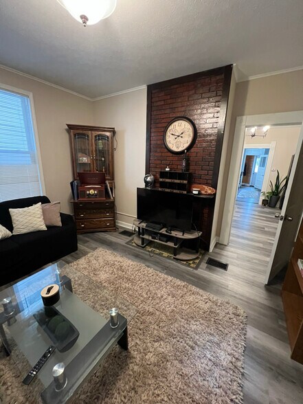 Building Photo - 322 E Chestnut St