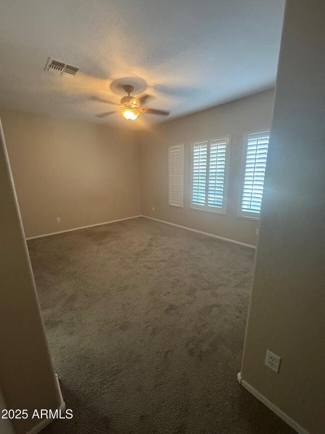 Building Photo - 1359 E Parkview Dr