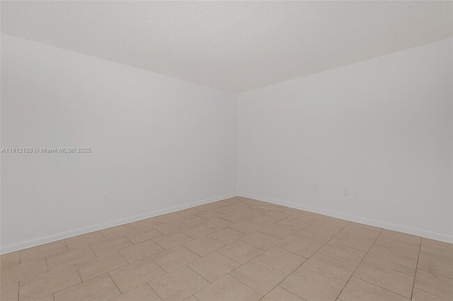 Building Photo - 1975 NE 135th St