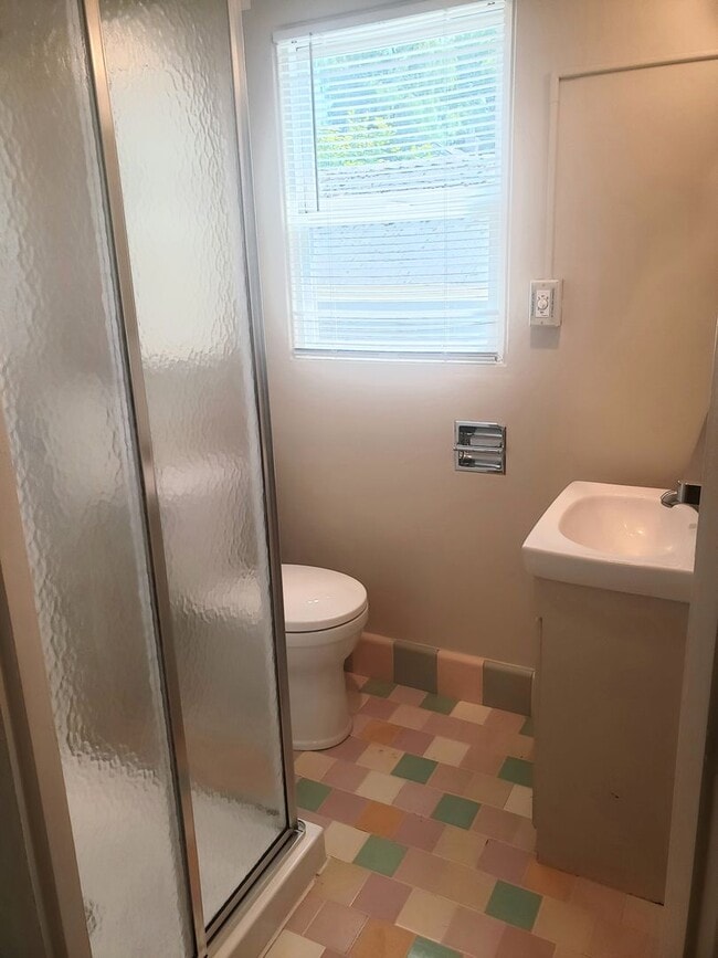 Building Photo - Classic Studio Apartment in The Heart of Sellwood