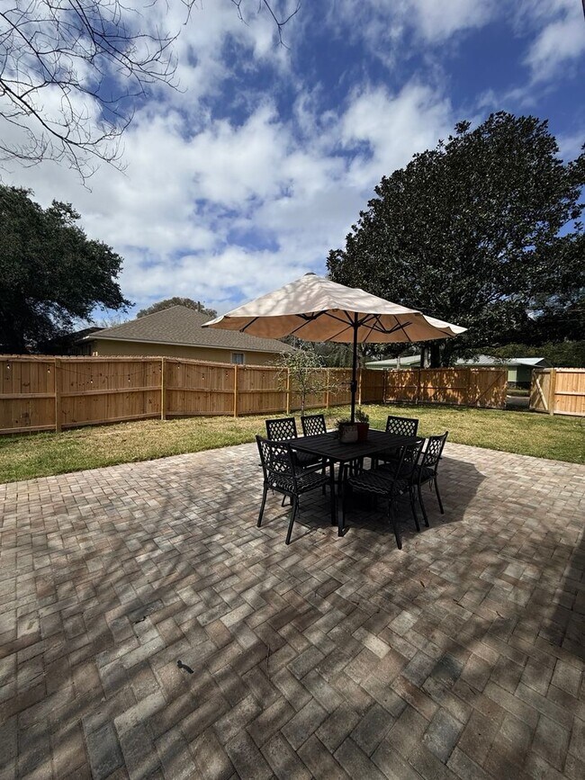 Building Photo - PRIME location Kenwood home with a great backyard!