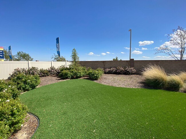 Building Photo - Desert Paradise Near You!
