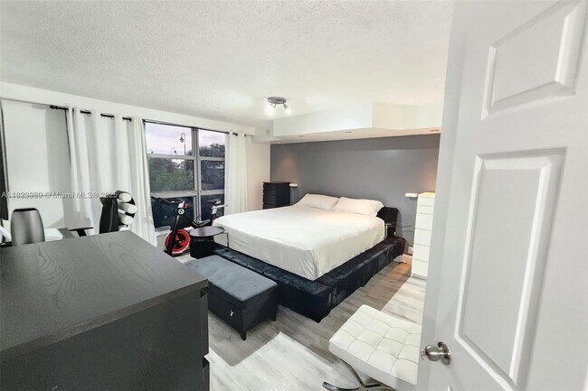 Building Photo - 3500 Mystic Pointe Dr