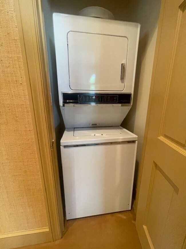 Building Photo - Private location overlooking Smiths Bay *2Bed*3bath