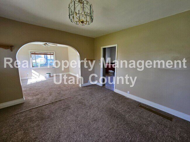 Building Photo - 209 S 400 E