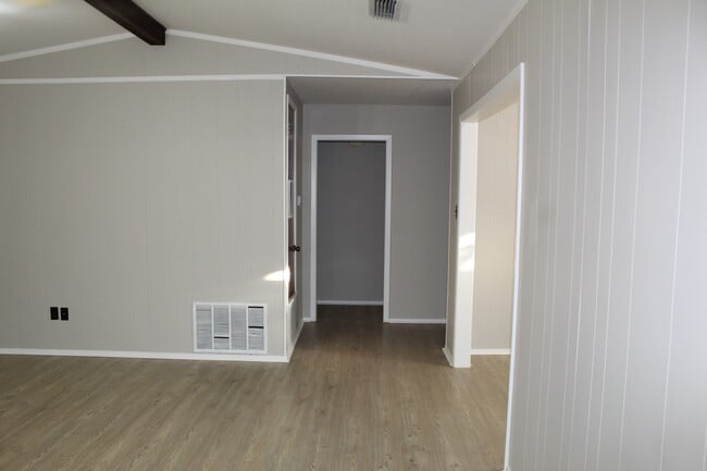 Building Photo - 1414 N Live Oak St