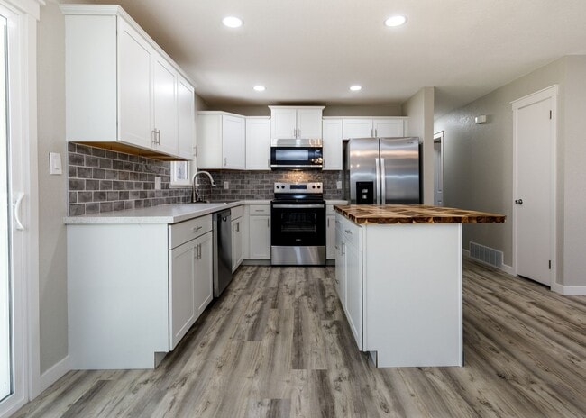 Building Photo - Newly Remodeled 5 Bed Home with Huge Yard