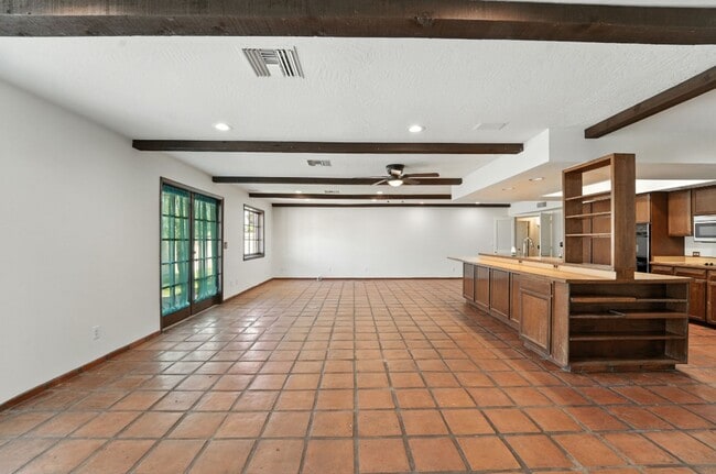 Building Photo - Inviting 3-bedroom, 2-bathroom home in the...