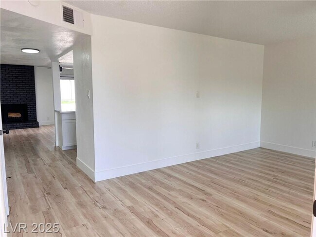 Building Photo - Stylish 4-Bed Home with Pool, Spa & No HOA...