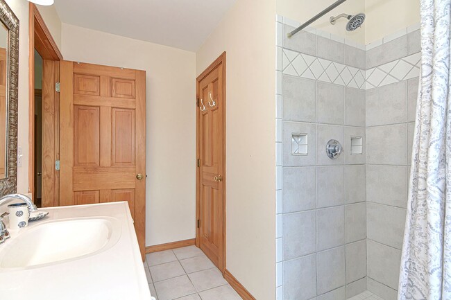 Building Photo - Winter Rental: Wingaerchic (Dog-friendly!)