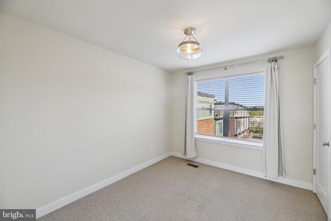 Building Photo - 5627 45th Ave