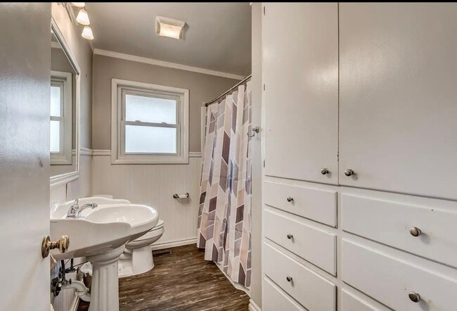 Building Photo - 1001 N Skyline St