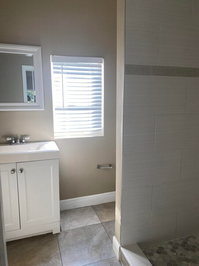 Building Photo - 508 57th St